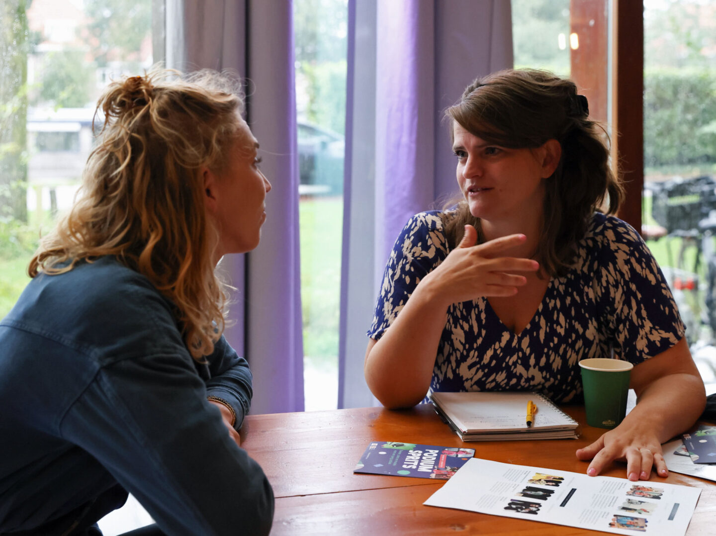 De icc'ers gaan in groepjes uiteen om met elkaar over cultuuronderwijs en hun leerlingpopulatie in gesprek te gaan