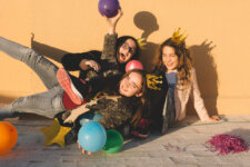 Jongeren met ballonnen