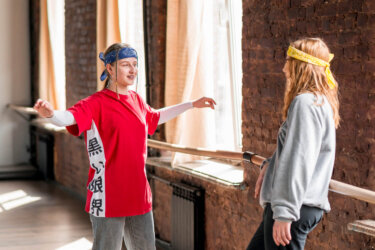 Cultural start event - two girls meet