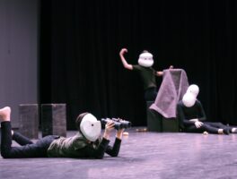 Maskers op het podium