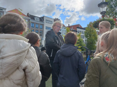 College bij Museumjeugduniversiteit Volksbuurtmuseum