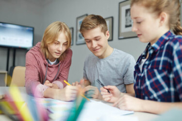 leerlingen werken samen